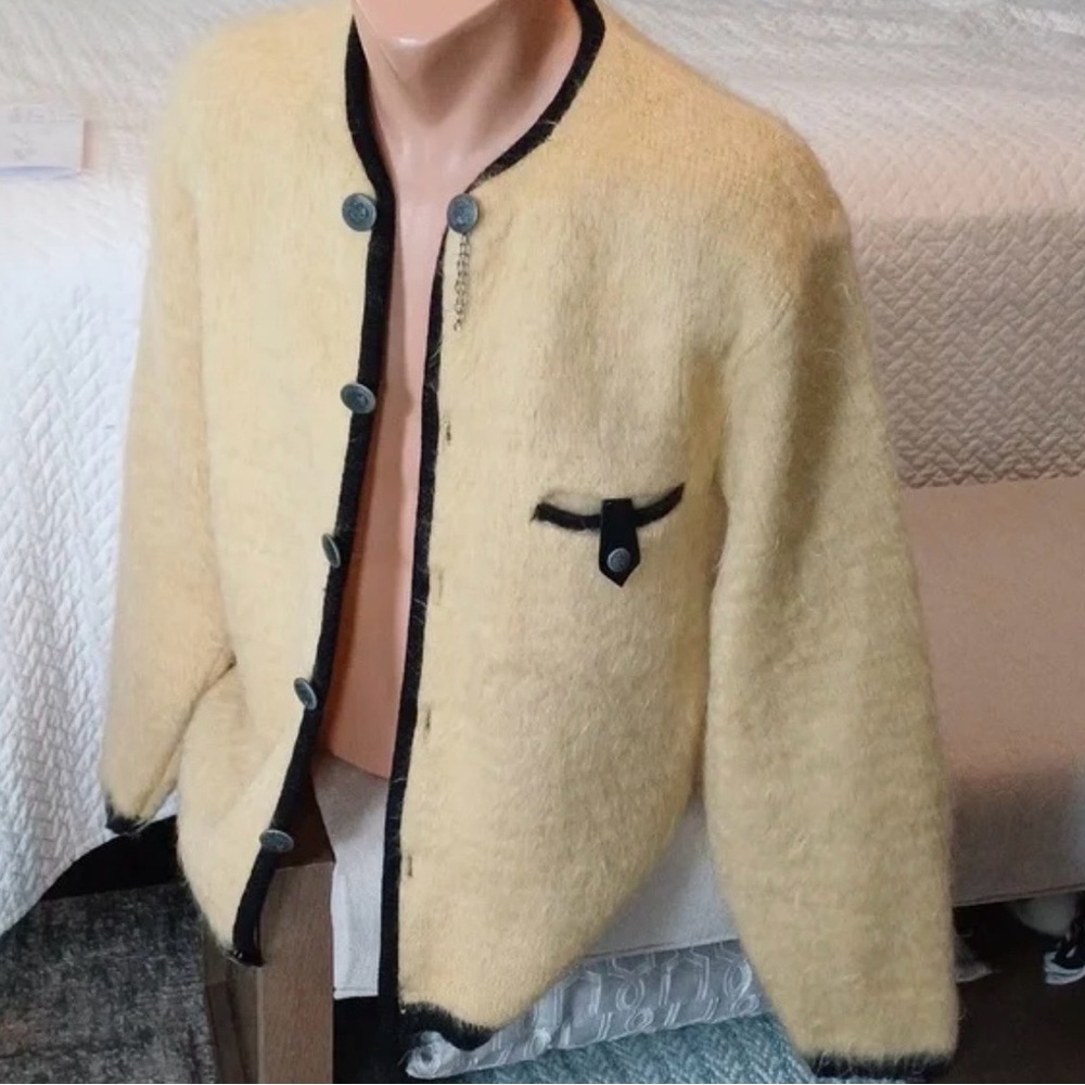 Rare Vintage Cream Sportswear by Alps Shag-A-Mo 100% Virgin Wool Sweater - Large
